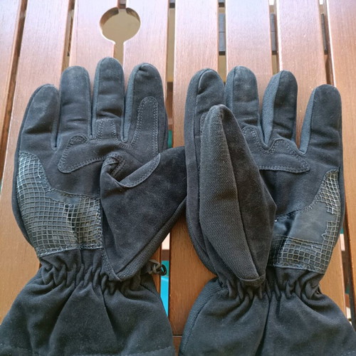 Motorcycle gloves black color like new with leather lining and knuckle protection
