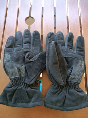 Motorcycle gloves black color like new with leather lining and knuckle protection