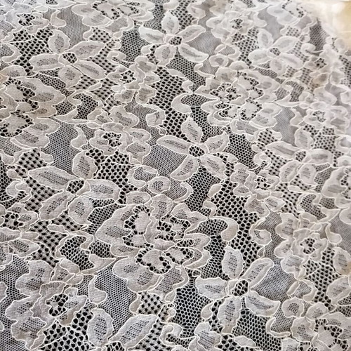 Elastic Chantilly lace new, cream with intricate flowers 5.15m