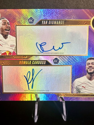 Κάρτα Rookie Yan Diomande και Romulo Cardoso Dual Auto Topps Bundesliga Gold 2025/26 14/50