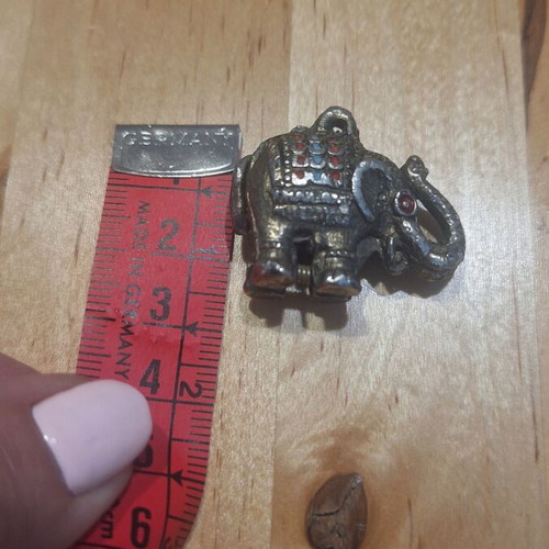 Vintage charm elephant pendant like new, silver color