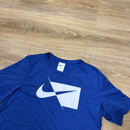Nike Dri-FIT HBR Swoosh Graphic Youth T-shirt like new, size 158/170/XL
