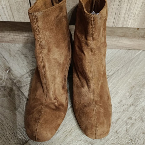 Brown suede ankle boots with block heel and back zipper