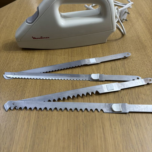 Electric knife Moulinex like new with two pairs of detachable blades