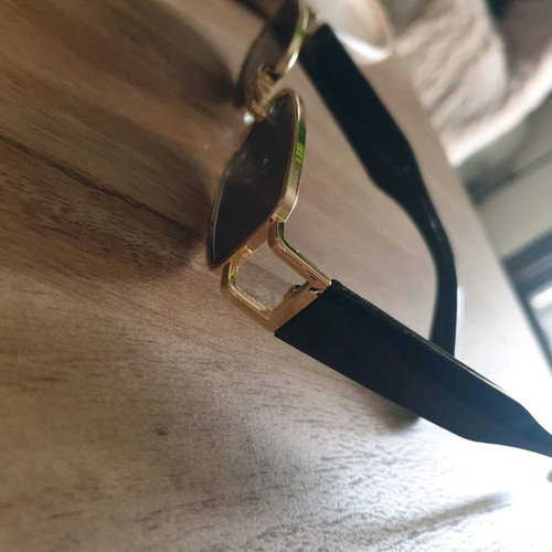 Modern sunglasses new, never worn