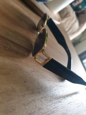 Modern sunglasses new, never worn
