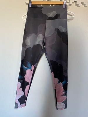 Oysho sports leggings colorful, like new, size XS with inner pocket
