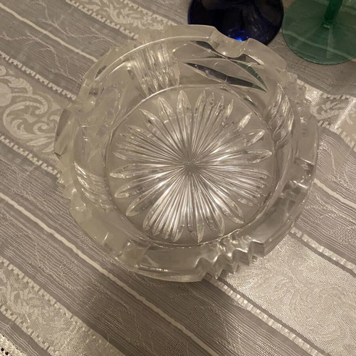 Set of two carved crystal ashtrays like new, 13cm diameter
