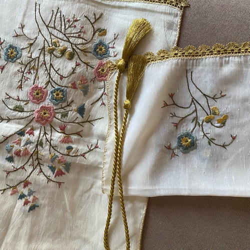 Tsevres with gold thread from Ioannina like new