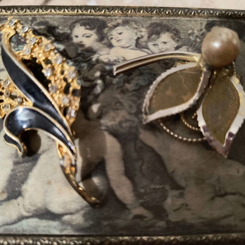 Bijouterie used with vintage earrings from 60s-80s and two pins