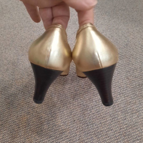 Gasuccio & Scalera gold leather pumps new with geometric perforation
