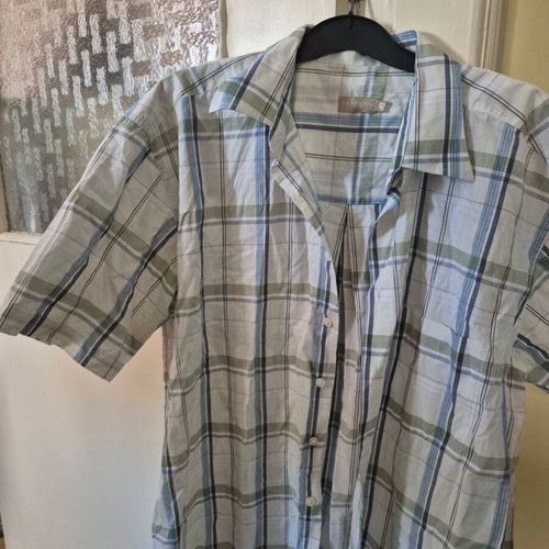 Men's dress shirt like new, sizes M and L, white and multicolor