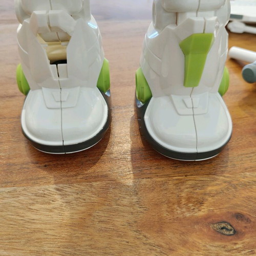 Electronic robotic toy used with gun and shield 3+