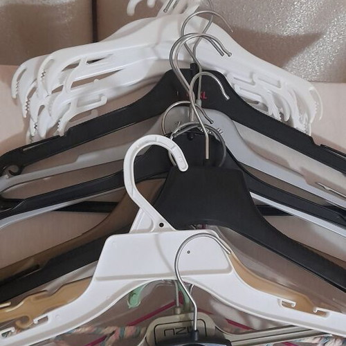 Clothes hangers set of 22 like new
