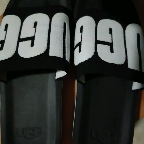 Ugg unisex slippers like new, size 42, black