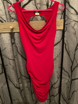 Κόκκινο φόρεμα Ths Fashion σαν καινούργιο με βαθύ άνοιγμα στην πλάτη και σουρα
