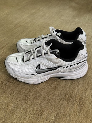 Nike Initiator women's running sneakers size 39 like new, white metallic silver black