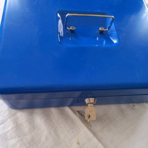Metal box like new with lock ideal for cash register