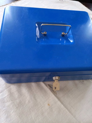 Metal box like new with lock ideal for cash register