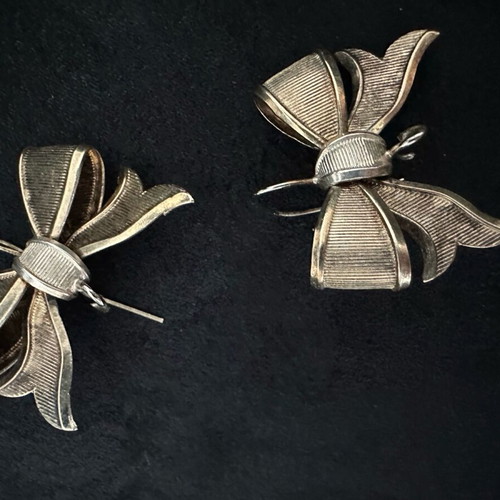 Earrings used large bow-shaped