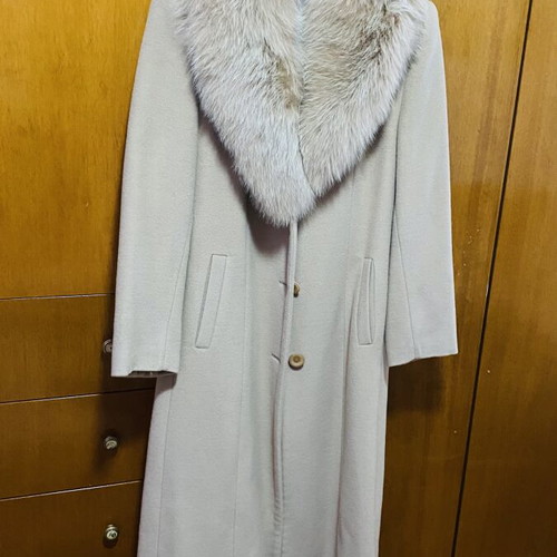 Cashmere coat like new, camel color, long with fox fur