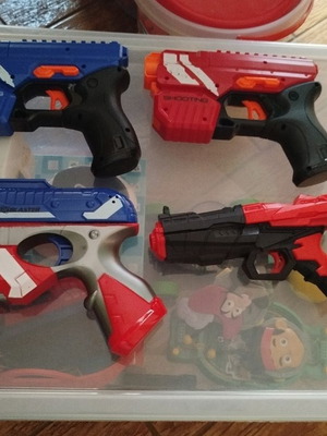 Toy guns and darts set