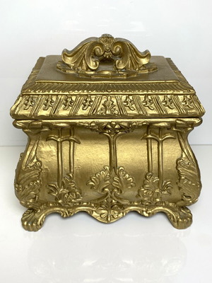 Керамична кутия за бижута употребявана в бароков стил, златист цвят