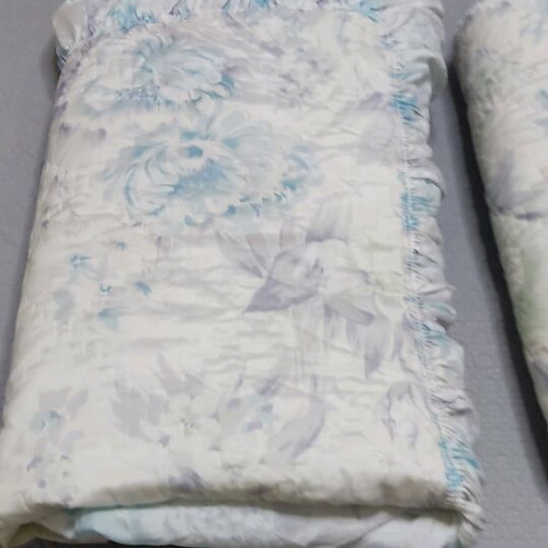 Quilt for single bed like new with ruffles and pillowcase