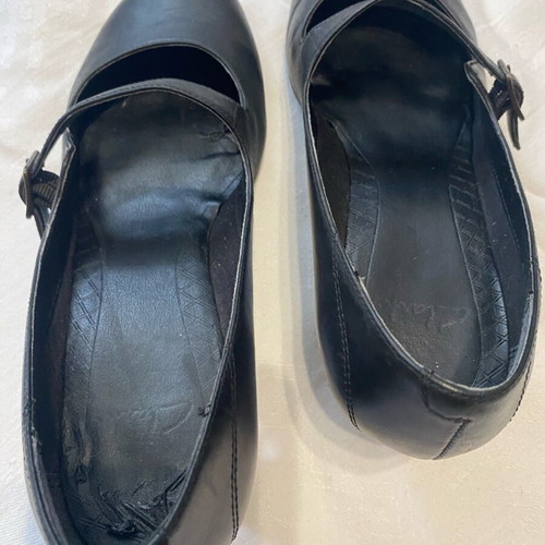 Clarks black pumps used with strap size 37