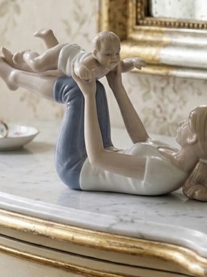 Porcelain figurine mother with baby glossy pastel colors new