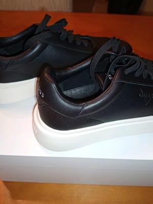 Guess sneakers new, size 42, black and white