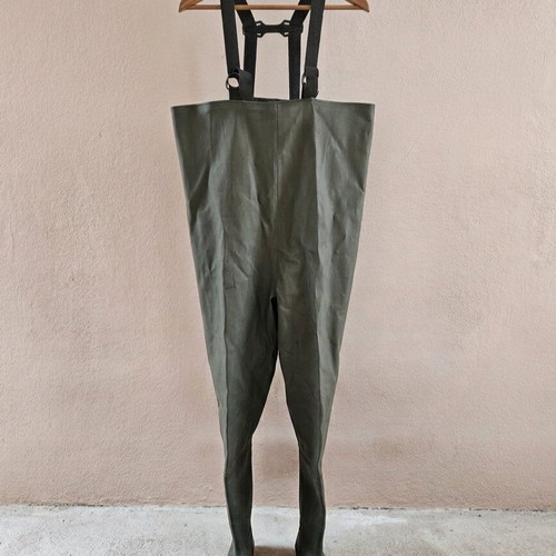 Fishing waders like new, khaki with adjustable straps