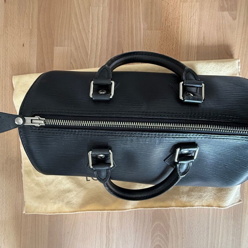 Louis Vuitton Speedy 25 handbag like new, black, Epi leather