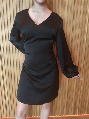 Dress Toi&Moi black mini satin V-neck like new, belt included