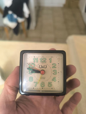 Q&Q Quartz Classic Analog Alarm Clock like new GIF1004