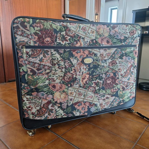 American Tourister vintage suitcase like new, multicolor
