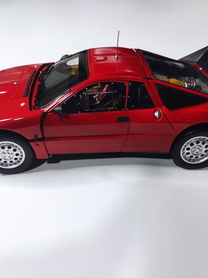 Kyosho 08304R Lancia 037 Rally Presentation metal model 1:18 scale new