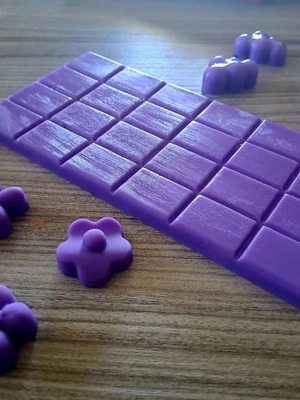 Wax melt made of soy wax with lavender scent chocolate shape