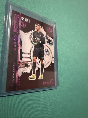 2025-26 Panini Pitch Kings Leo Román #50 μωβ αριθμημένη παράλληλη κάρτα καινούργια