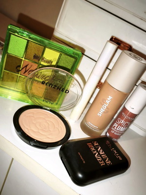 Σετ μακιγιάζ μεταχειρισμένο με foundation, ρουζ, bronzer, σκιές, lip plumper, gloss