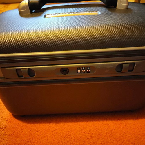 United Colors of Benetton used vanity case for travel without lock