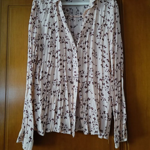 Pink shirt with butterflies like new