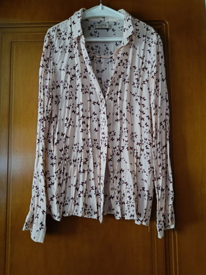 Pink shirt with butterflies like new