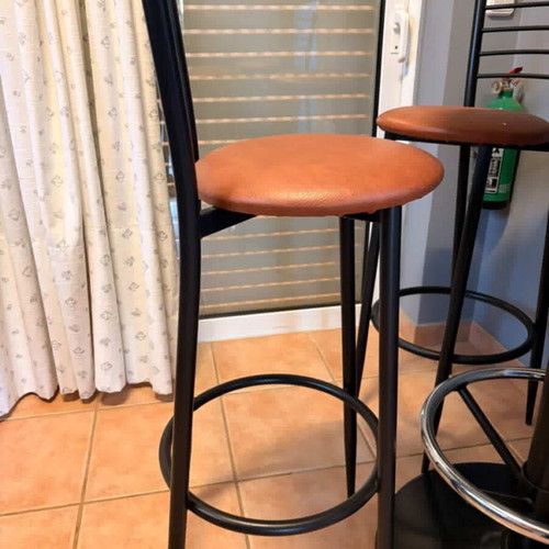 Bar table set with 3 stools like new