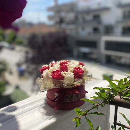 Handmade scented bouquet candle 100% soy wax with red forest fruits and Madagascar vanilla