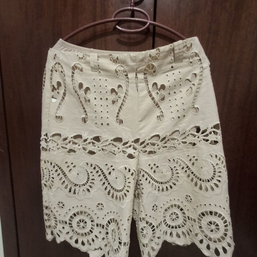 Bermuda broderie Zini beige size XL like new