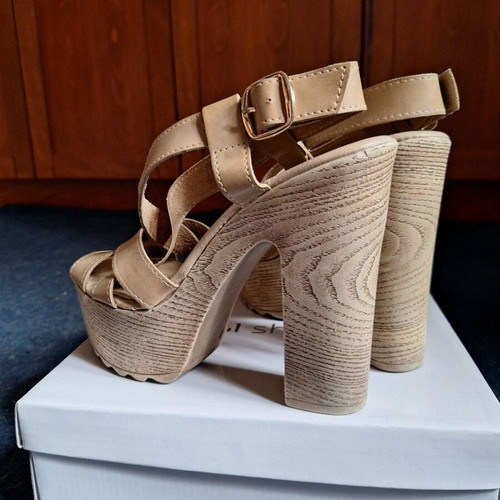 Celebrity platform sandals like new, beige, size 39
