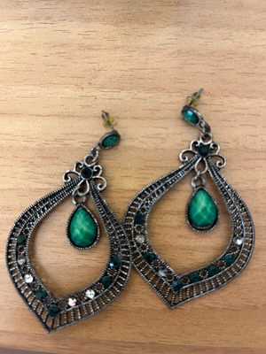 Earrings 7 pairs and singles like new