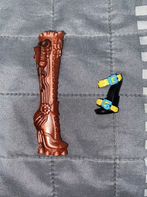 Monster High G1 Basic Robecca's Boot and Gloom Beach Frankie's Shoe like new