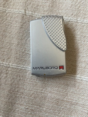 Συλλεκτικός αναπτήρας Marlboro σαν καινούργιο, δουλεύει αλλά είναι άδειος